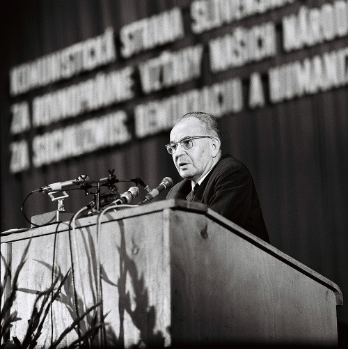 26. augusta 1968 sa začal v nočných hodinách mimoriadny zjazd KSS s permanentným zasadaním. O jeho zvolaní rozhodlo Predsedníctvo ÚV KSS. Na archívnej snímke z 28. augusta Gustav Husák pri prejave na mimoriadnom zjazde. 