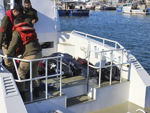Prevrátila sa loď s migrantmi, 12 mŕtvych, po niekoľkých pátra polícia.