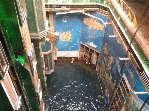 Z kedysi luxusnej lode Costa Concordia slaná voda spravila úplný vrak.