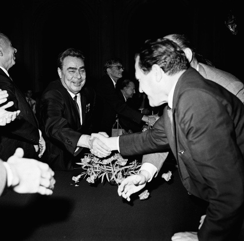 Na snímke z  3. augusta 1968 si vzájomne blahoželajú súdruhovia Leonid Brežnev s prvým tajomníkom ÚV KSS Vasiľom Biľakom.