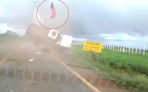 Muž vyletel pri havárii z auta ako bábka