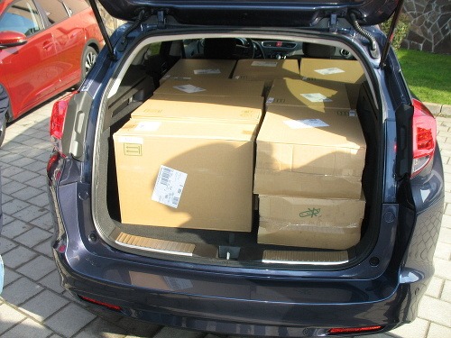 Šestnásť takýchto škatúľ sa zmestilo do batožinového priestoru ako nič...