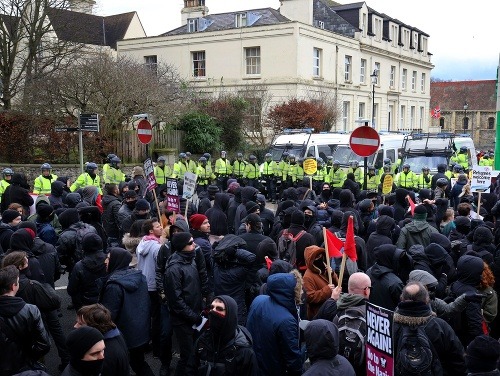 V Británii vypukli dve demonštrácie súbežne. Extrémisti proti migrantom a aktivisti proti rasizmu.