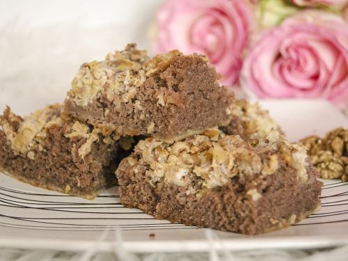 Jablkovo-orechový koláč je ako stvorený pre milovníkov kombinácie jabĺk s orechmi