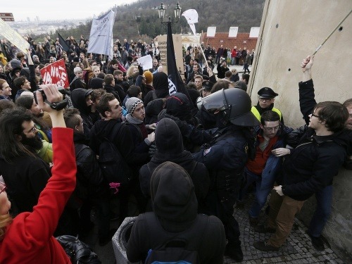 Stovky ľudí demonštrovali v Prahe proti migrácii, ale aj na jej obranu.