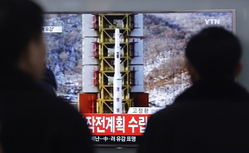 Severokórejčania sledujú odpal rakety