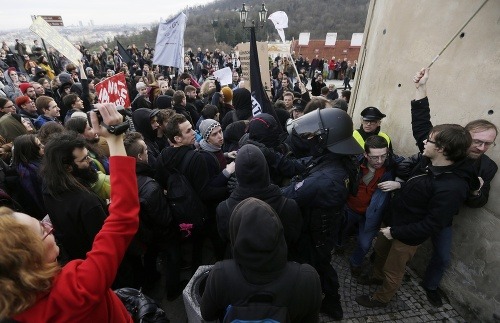 V Prahe musela počas protestov zasiahnuť polícia