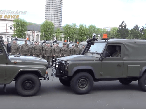 Dosluhujúce ruské vozidlá UAZ nahradilo 140 nových terénnych vozidiel Land Rover.