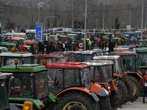 Grécki farmári sporadicky blokujú cesty do Bulharska a diaľnice v Grécku už zhruba tri týždne. 