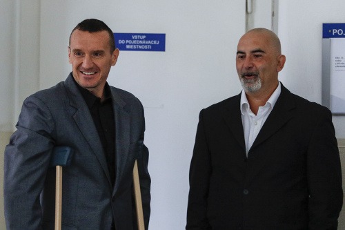 Na snímke zľava Patrik V. a Marián G. po vynesení oslobodzujúceho rozsudku Krajského súdu v kauze mafiánskych vrážd