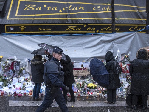 Ľudia si v Paríži stále uctievajú obete masakry v klube Bataclan