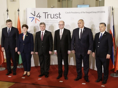Na mimoriadnom summite V4 sa stretli (zľava) Robert Fico, Beata Szydlova, Ďorge Ivanov, Bohuslav Sobotka, Bojko Borisov a Viktor Orbán.