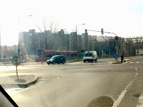 Bratislavskú Petržalku už brázdia aj električky.