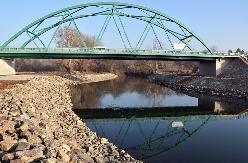 Most ponad rieku Hornád a cestného hraničného priechodu medzi maďarskou príhraničnou obcou Abaújvár a Kechnec