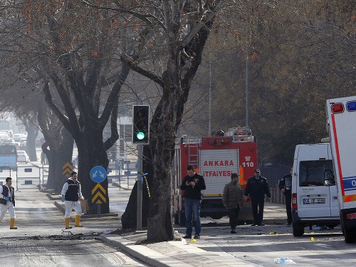 Stredajší útok na armádny konvoj v Ankare si vyžiadal 28 mŕtvych a vyše 60 zranených.
