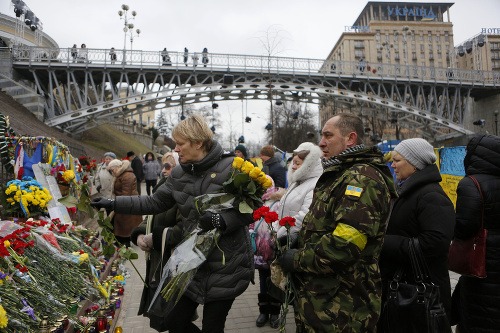 Ukrajina si pripomenula krviprelievanie na Majdane, radikáli napadli ruské banky