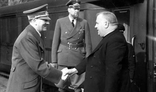 Adolf Hitler si podáva ruku s Jozefom Tisom pri návšteve Tisa v Berlíne 1. októbra 1941.