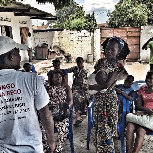 DR Kongo, Kinshasa, 2015 | Školenie matiek s deťmi v MAGNA zdravotnom centre v Camp Luka. Copyright by Denisa Augustínová/MAGNA