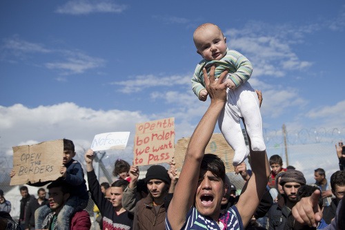 Utečenci protestujú pri macedónskych hraniciach