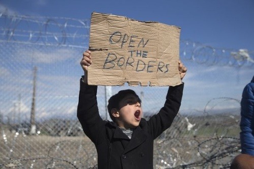 Otvorte hranice!, kričí malý chlapec, ktorý uviazol v Grécku