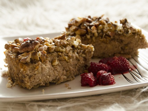 Tento banánový koláč obsahuje samé dobroty a navyše je bez cukru či múky