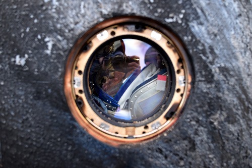 Scott Kelly v module, s ktorým pristál v Kazachstane po ročnej misii na ISS.