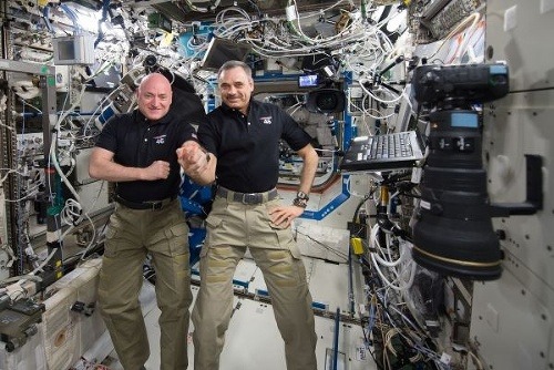 Americký astronaut Scott Kelly a ruský kozmonaut Michail Kornijenko sa teraz podrobia lekárskym testom.