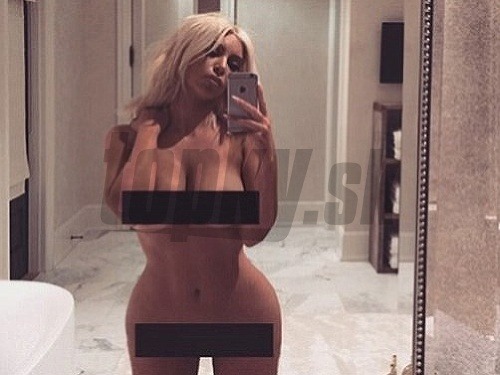 Kim Kardashian sa so svetom podelila o fotku svojho nahého tela. 
