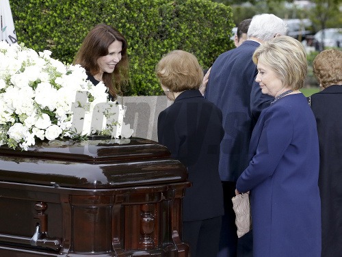 Hillary Clinton sa takisto zúčastnila pohrebu Nancy Reaganovej