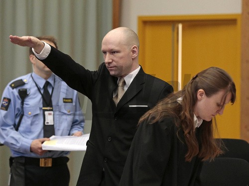 Andres Breivik pred začiatkom súdu zahajloval.