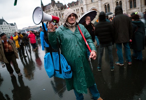 Na snímke demonštranti pred budovou maďarského parlamentu na Košútovom námestí počas protestu pedagógov proti situácii vo verejnom školstve v Budapešti