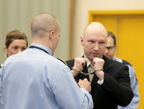 Anders Breivik na súde v prispôsobenej telocvični väznice.