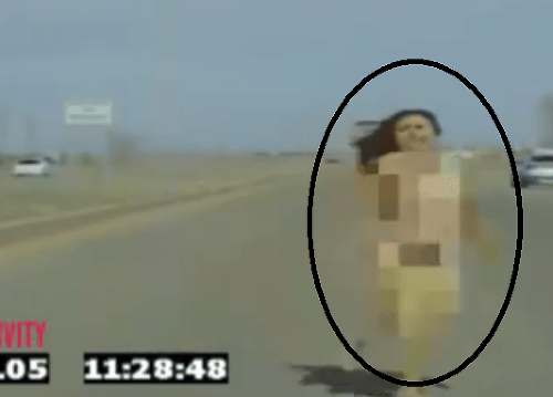 Po ceste pobehovala nahá žena