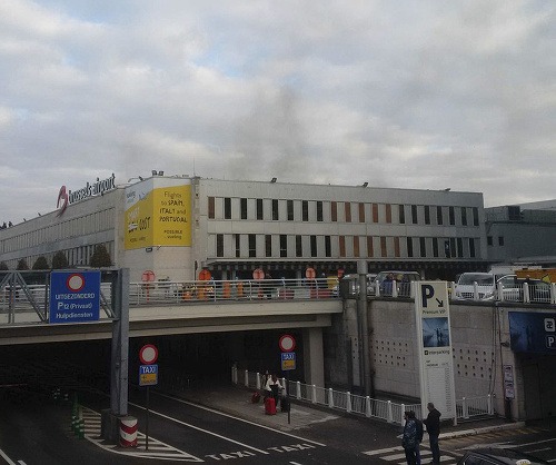 Z bruselského letiska stúpa dym