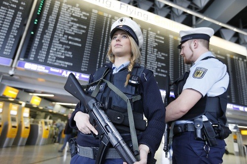Polícia na letisku vo Frankfurte nad Mohanom.