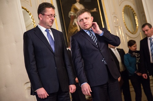  Bývalý minister obrany Martin Glváč a predseda vlády SR Robert Fico počas prijatia demisie odchádzajúceho ministra obrany v Prezidentskom paláci.