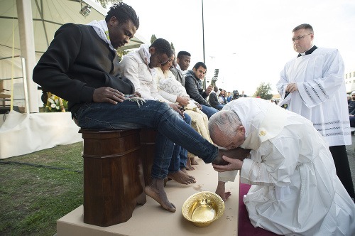 Pápež František počas Veľkej noci umyl migrantom nohy