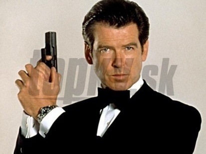 Pierce Brosnan ako legendárny James Bond. 