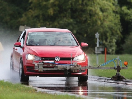 Letné pneumatiky 225/45 R17 sa testovali na VW Golf