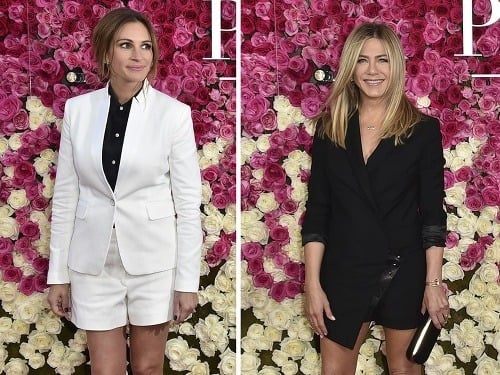 Julia Roberts a Jennifer Aniston si aj pred 50-tkou môžu pokojne obliecť mini. 