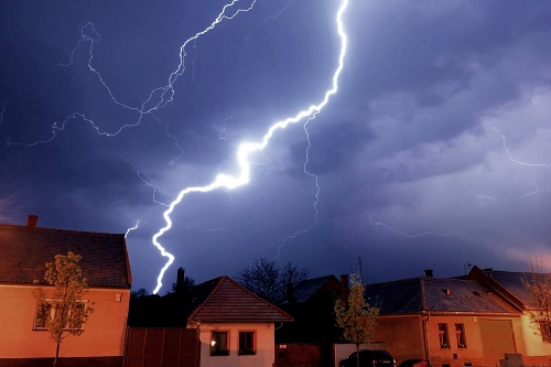 Takto odfotil včerajšiu búrku v Topoľčiankach náš čitateľ Ivan