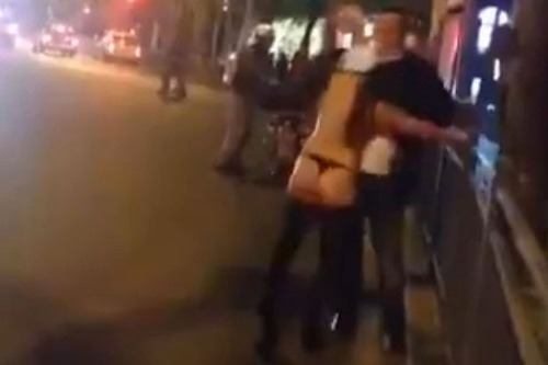 Pokus o sex na rušnej ulici.
