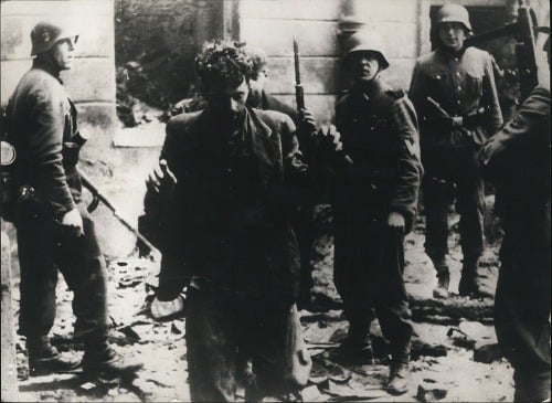 Obyvateľa varšavského geta odvádzajú nacisti.