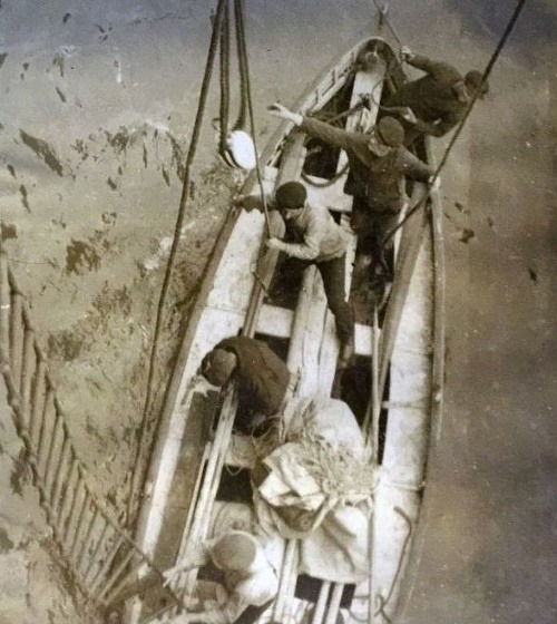 Posádka z Oceanicu pláva k člnu z Titanicu