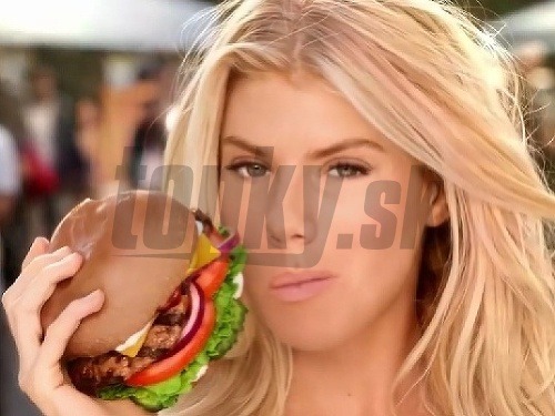 Charlotte Mckinney sa zviditeľnila účinkovaním v reklame na burgery. 