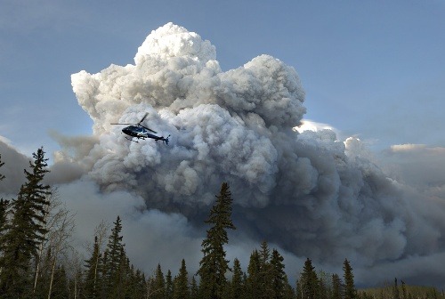 Kanadská provincia Alberta zápasí s lesnými požiarmi.