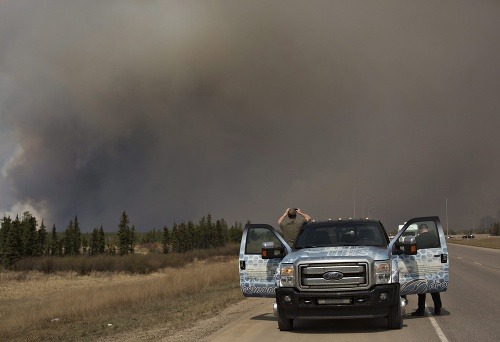 Kanadská provincia Alberta zápasí s lesnými požiarmi