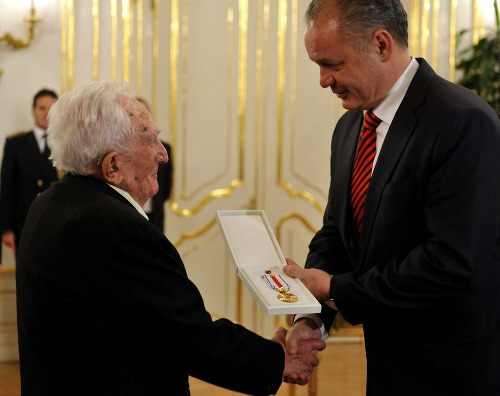 Alexander Bachnár a prezident SR Andrej Kiska počas odovzdávania štátneho vyznamenania - Medaily prezidenta SR bojovníkom za slobodu a demokraciu. 