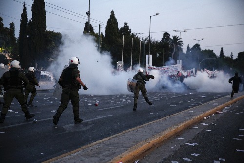 Polícia a protestujúci sa dostali do zrážok v Aténach i Solúne