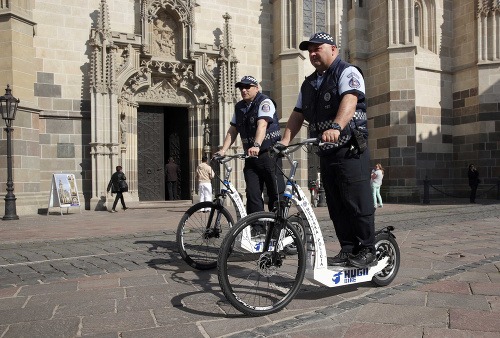 V Košiciach sa policajti „kolobežkujú“ počas služby